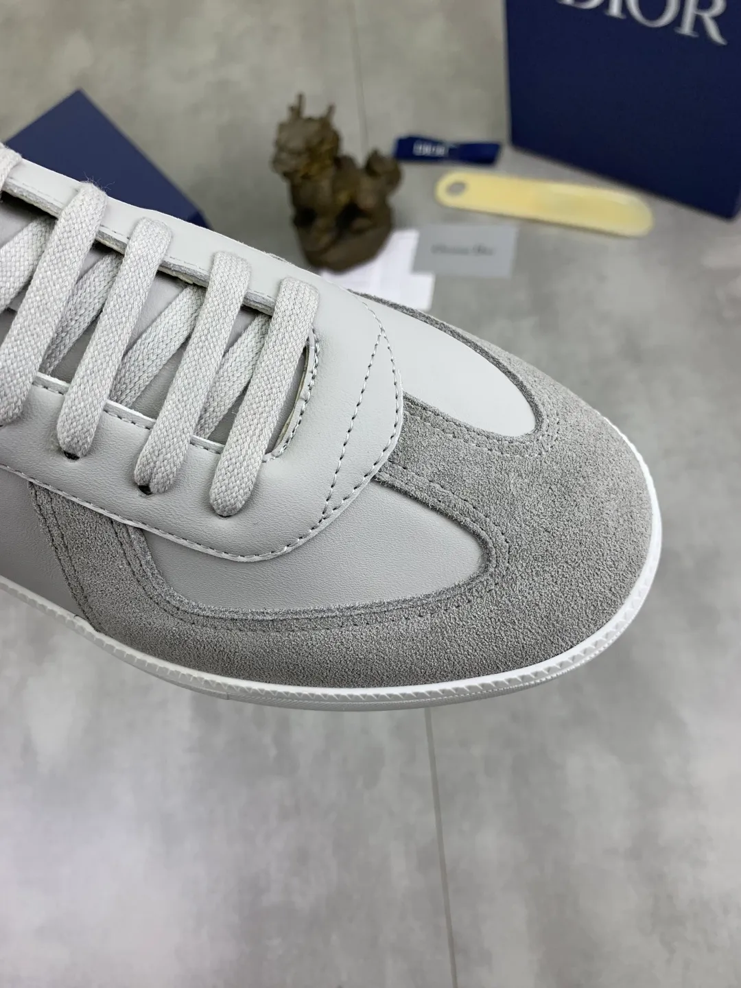 Men's shoes 💰P360 New Dior B01 moral training shoes, white first-layer cowhide, original molded outsole. New to the fall collection, this sneaker marks the return of a Dior classic, reinterpreted in a stylish and elegant silhouette. Crafted from white smooth first-grain cowhide with a tonal silk sheepskin lining, it features the Dior logo on the tongue and inner sides, and a CD icon on the heel. Paired with Tpu anti-slip soles of the same color, it can be matched with various styles to create a sophisticated look.  Code number: 38-44